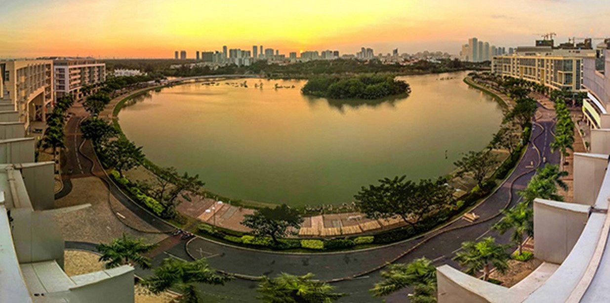 Hồ Bán Nguyệt